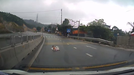 Video: iba en el auto y se topó con un bebé gateando en la ruta
