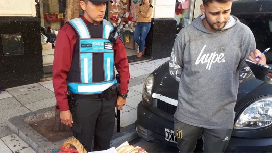 Vendía sandwiches de salame, se los secuestró la policía y la foto se viralizó en las redes