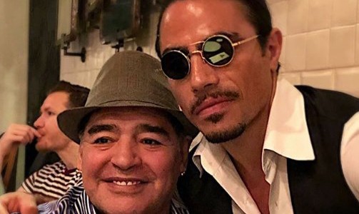 El show de caras de Maradona al probar la carne de un famoso cocinero de Dubai