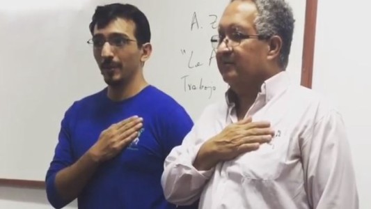 El profesor más patriota: le hace cantar el himno frente al curso a los alumnos que llegan tarde