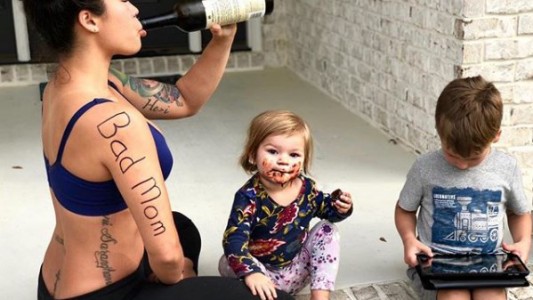 La mujer que es furor en Instagram por ser una "mala madre"
