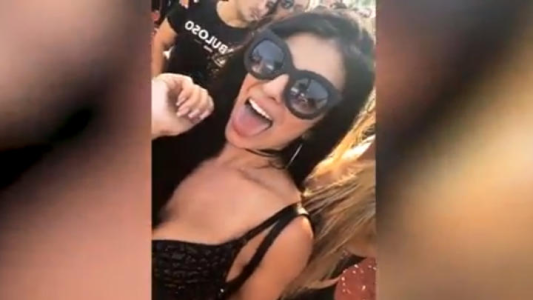 Video capta el momento en que un hombre le pone droga a una mujer en la bebida