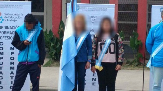 El viral que indignó a todos: un escolta salteño en pleno acto, con auriculares y mirando el celular