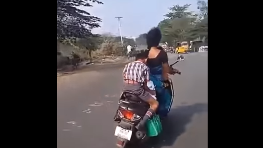 Video viral: un nene hace los deberes a bordo de una moto