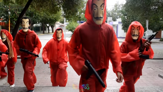 Alumnos de 5° recrearon "La Casa de Papel" para presentar su campera de egresados