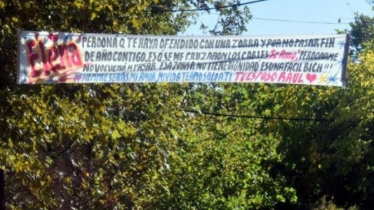 "Elena, perdóname que te haya ofendido con una zorra", el insólito pasacalle que colgó un hombre tras una infidelidad