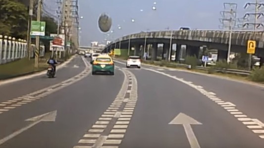 Video: casi lo choca un objeto volador en la autopista