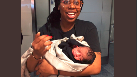 Increíble: una mujer dio a luz sola en un hotel guiándose con tutoriales de YouTube