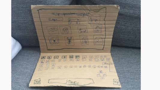 La computadora de cartón de esta nena es el viral más dulce de las redes