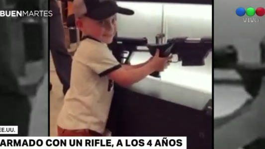 Video: un nene de cuatro años muestra cómo se usa un rifle
