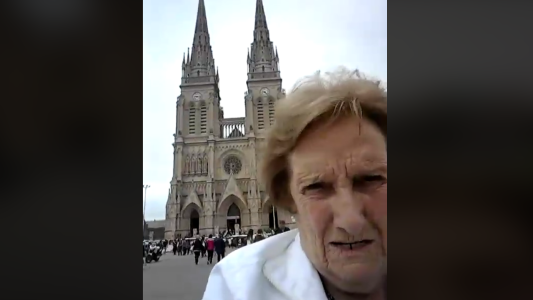 Éxito viral: dos abuelitas intentan sin suerte sacar una foto con su celular