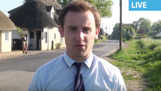 Un hombre huyó con una planta de marihuana en las manos mientras salía en vivo por la televisión