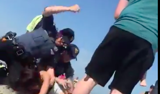 Video: brutal golpiza de un policía a un joven en la playa