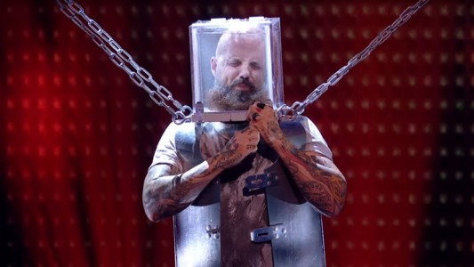 Fuerte video: un ilusionista cometió un error y casi se ahogó en un programa de televisión