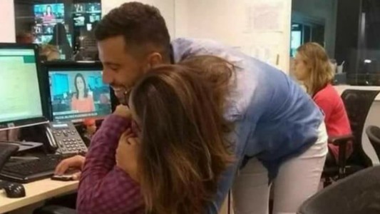 La ilusión óptica de dos personas abrazadas que la rompe (y confunde) en las redes sociales