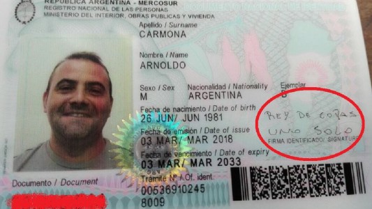 "Rey de copas uno solo": la insólita firma en el DNI de un fanático de Independiente