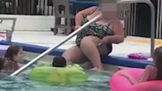 Asco viral: la mujer que se depila las piernas en la pileta