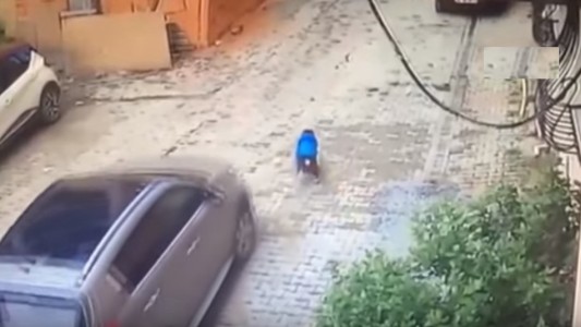 Video impactante: mujer le pasó por arriba con el auto a su hijo de 3 años, quien salió ileso