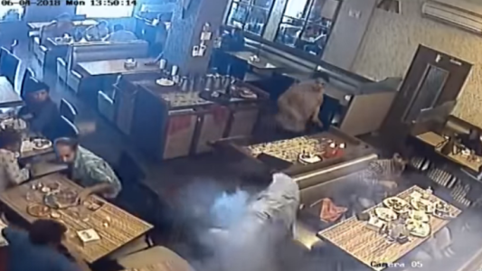 Impresionante video: le explotó el celular en el bolsillo mientras almorzaba en un restaurante