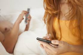 La genial respuesta de una chica a la que un joven le mostró el pene por whatsapp