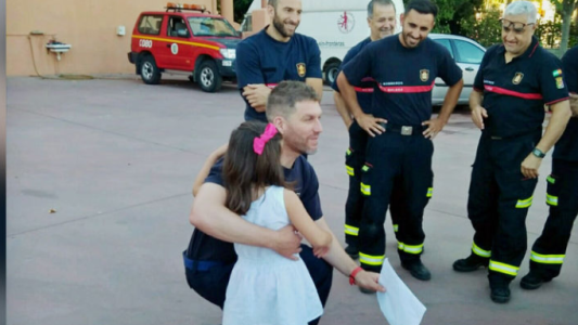 El tierno agradecimiento de una nena de 5 años a los bomberos que la salvaron de caer de un octavo piso