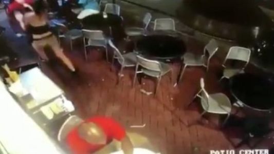 Video: la reacción de una moza ante el acoso sexual de un cliente en un bar