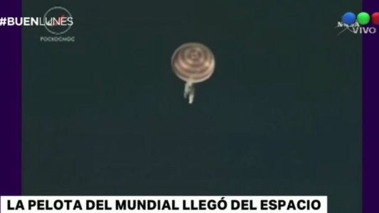 Regresaron los astronautas que llevaron la pelota que inaugurará el Mundial al espacio