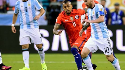 ¿Sangra por la herida?: Vidal criticó a Messi y dijo que los argentinos "sueñan con él"
