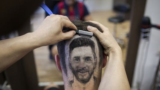 El peluquero que te dibuja a Messi en la cabeza