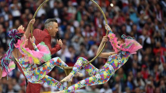 Robbie Williams le pone color a la cermonia inaugural