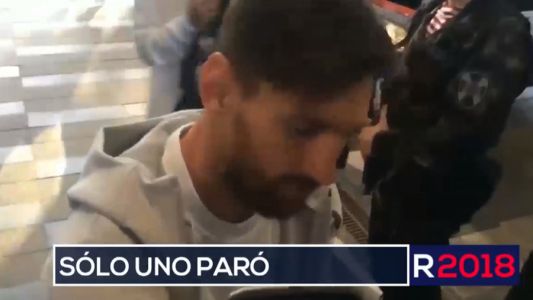 El gran gesto de Messi con los hinchas que lo esperaban en el hotel
