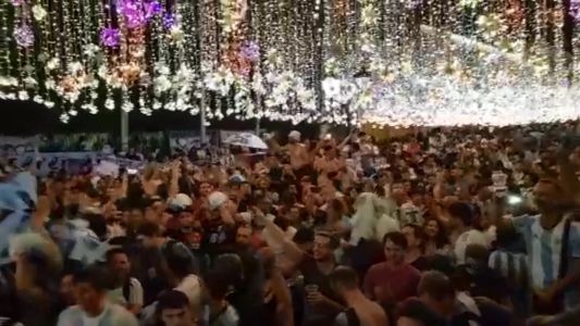 Video: Así esperan los hinchas argentinos el partido del jueves en Moscú