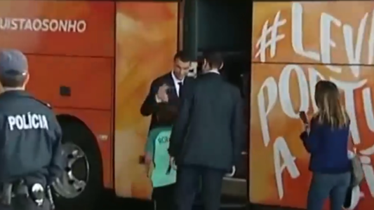 El tierno gesto de Ronaldo: se bajó del micro para calmar el llanto de un pequeño hincha