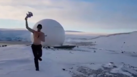 Ningún pecho frío: se desnudó en la Antártida para alentar a la Selección