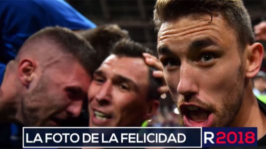 El fotógrafo que quedó debajo de la montaña humana en el festejo del gol de Croacia