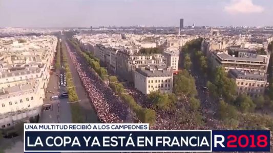 El seleccionado de Francia festeja su segundo campeonato en las calles de Paris