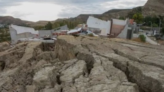 Comodoro Rivadavia: Un deslizamiento del cerro Hermitte forzó la evacuación de más de 90 familias