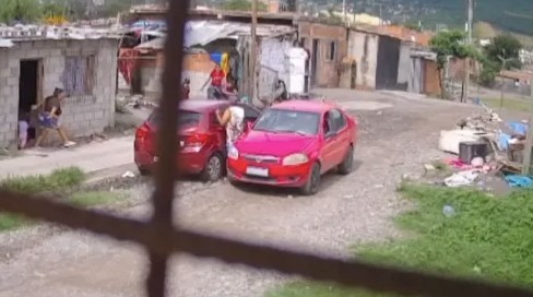 Manejaba borracho, atropelló a dos personas y escapó