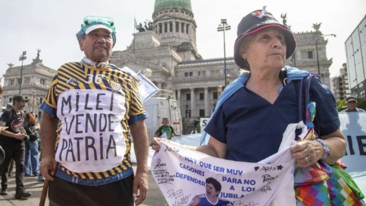 Marcha de los jubilados: cruce de la Policía con dos enmascarados