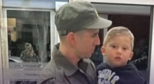 Nahuel Gallo llegó a Argentina y fue recibido por su esposa e hijo