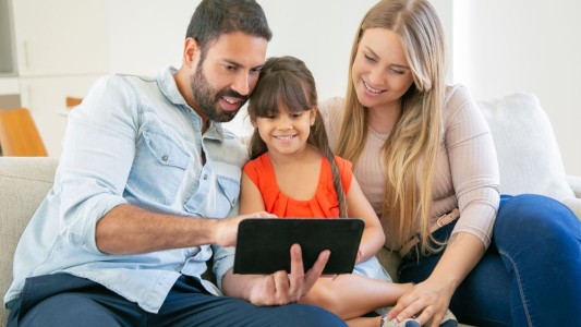 "Mapaternidad" presente en la era digital: atención, escucha y conexión emocional.