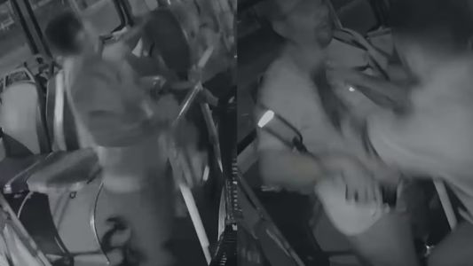 Al filo de la tragedia: un chofer se agarró a trompadas con un pasajero y dejó el colectivo en marcha