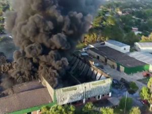 Se reavivó el fuego en el depósito de pinturas de Francisco Álvarez