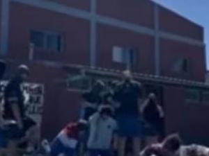 Polémica en El Palomar: alumnos simularon un fusilamiento para presentar su buzo de egresados