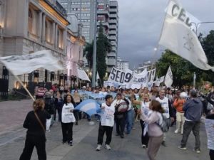 Marcha de antorchas: estatales se movilizaron en Jujuy para reclamar aumento salarial