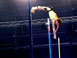 Armand Duplantis superó su propio récord mundial en salto con garrocha