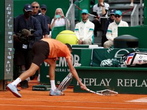 Ataque de furia en el Masters 1000 de Montecarlo: Medvedev golpeó seis veces su raqueta hasta destruirla