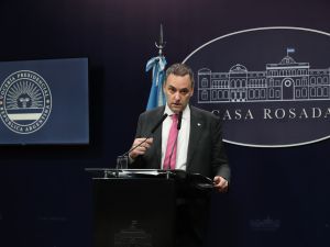 El juez pidió levantar el secreto bancario de Adorni y citó a declarar a otros cinco testigos