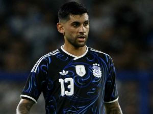 Cristian Romero sufrió una lesión en el ligamento de la rodilla derecha y llegaría con lo justo al Mundial