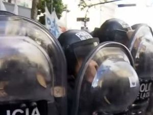 Incidentes entre la Policía y los manifestantes por la Ley de Glaciares: un detenido